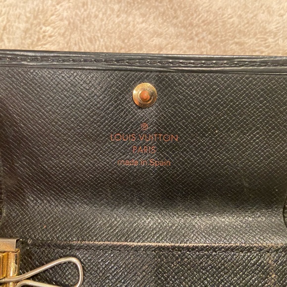 Louis Vuitton Black Epi Leather 6 Key Case - Picture 15 of 16